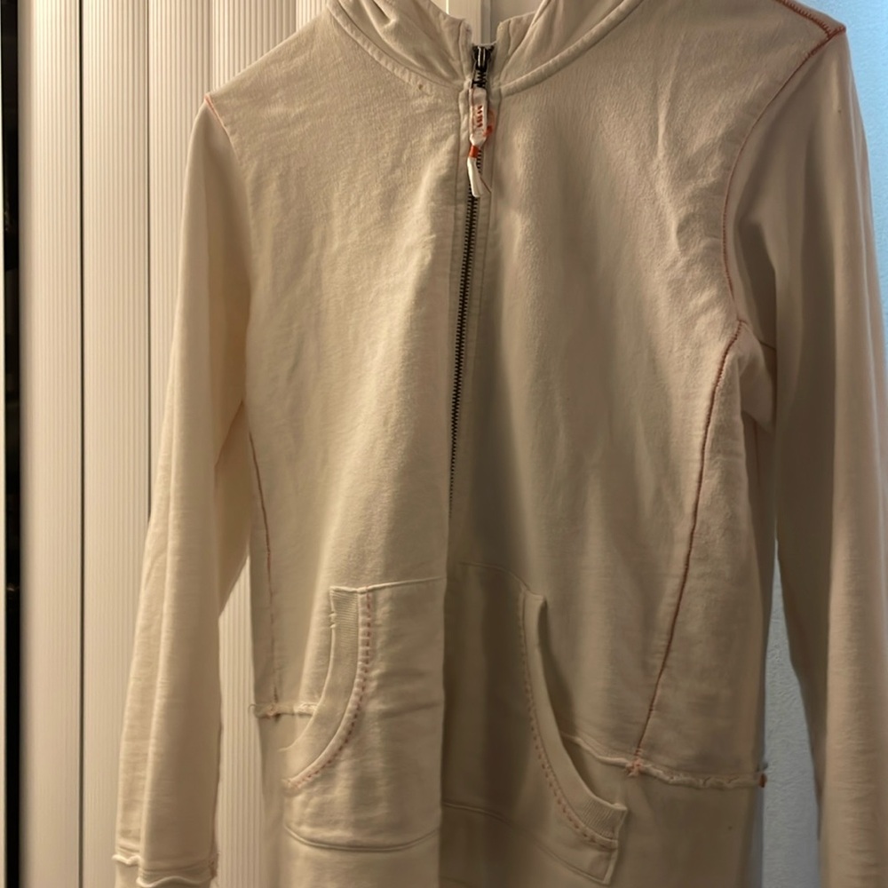 Pretty stitching. Barely worn. Hooded